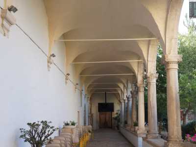 ... include anche un chiostro cinquecentesco con arcate in pietra che poggiano su colonne...